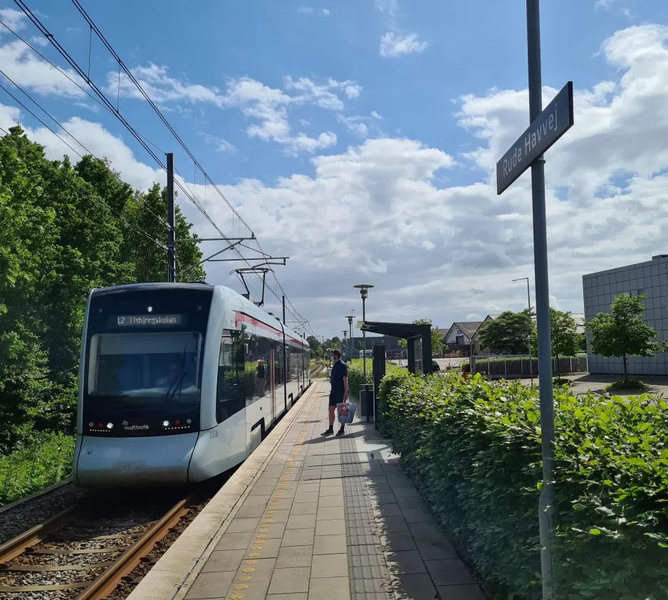 Aarhus Stadtbahn Linie L2 mit Niederflurgelenkwagen 2108-2208 am Rude Havvej (2021)