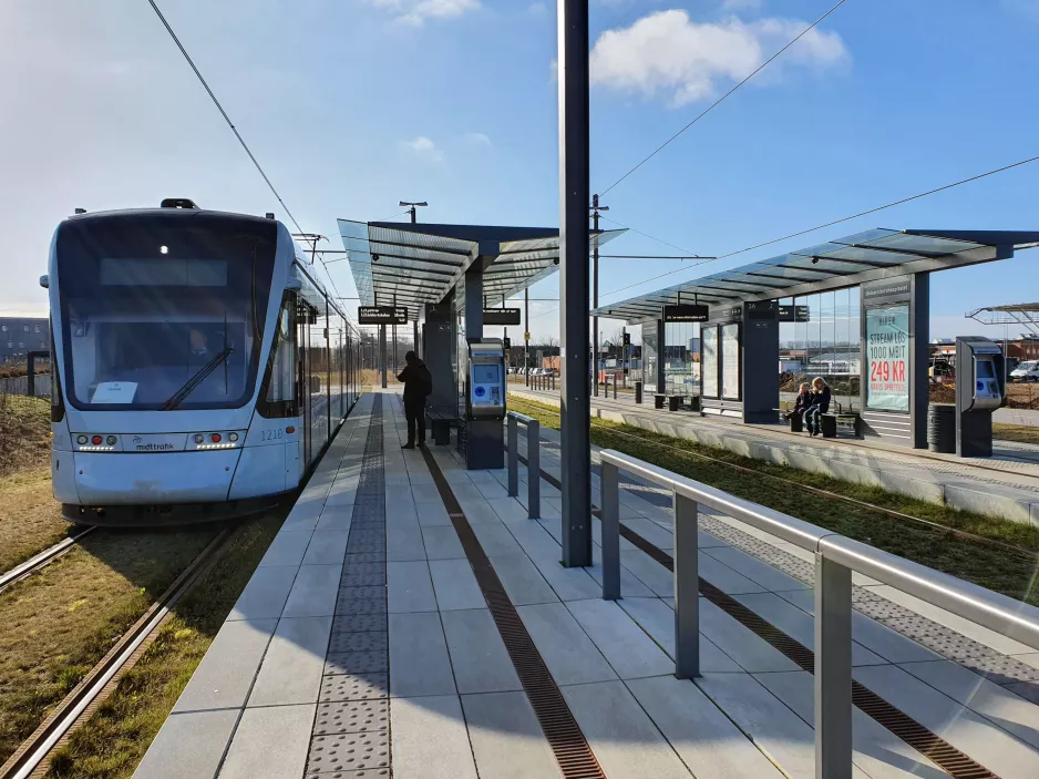 Aarhus Stadtbahn Linie L2 mit Niederflurgelenkwagen 2110-2210 am Universitetshospitalet (2020)