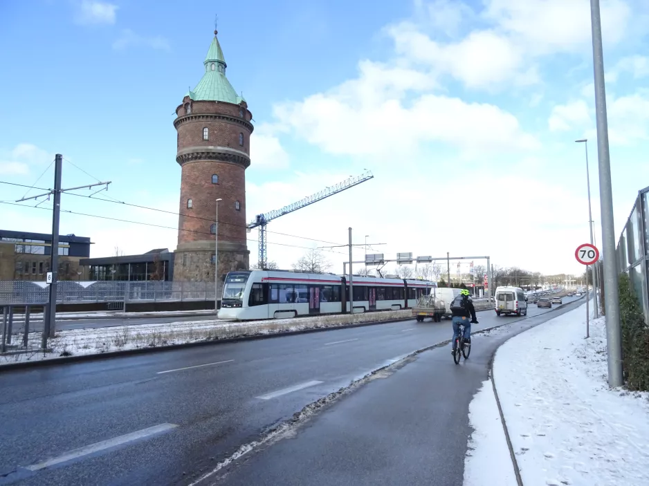 Aarhus Stadtbahn Linie L2 mit Niederflurgelenkwagen 2110-2210 vor Der Wasserturm, Randersvej (2021)