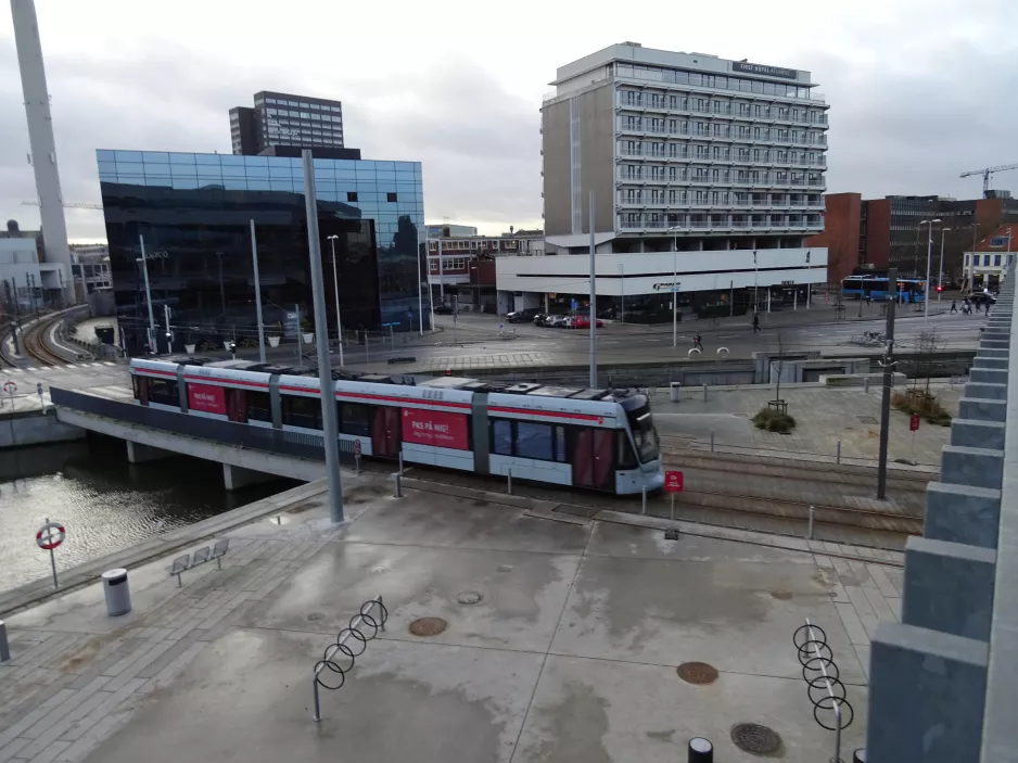 Aarhus Stadtbahn Linie L2 nahe bei Dokk1 (2017)