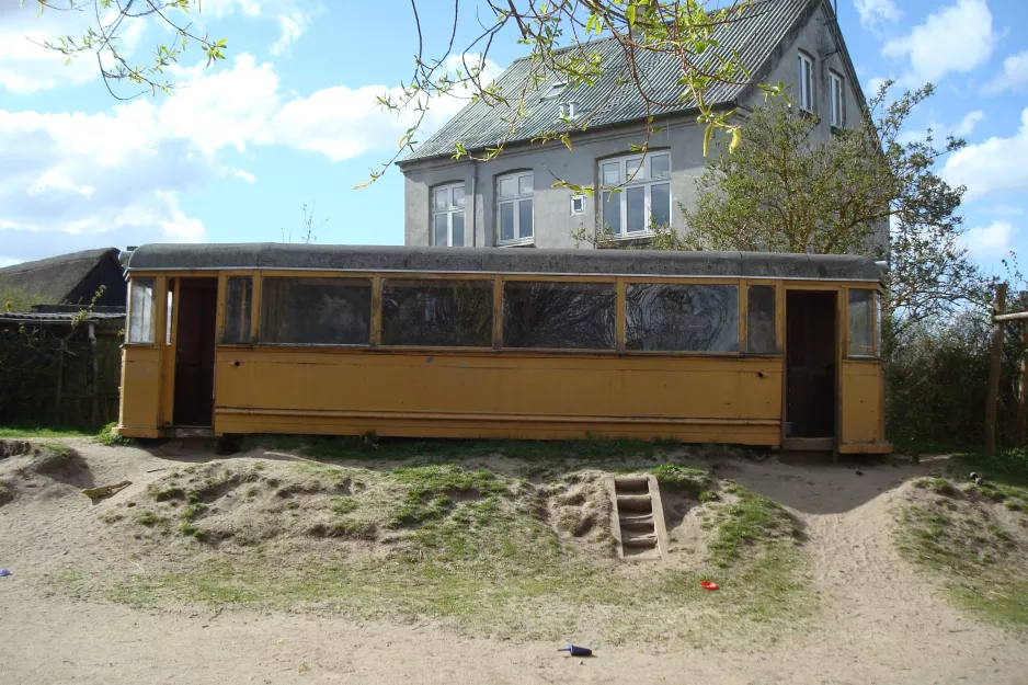 Aarhus Triebwagen 9 im Tirsdalens Børnehave, von der Seite gesehen (2015)