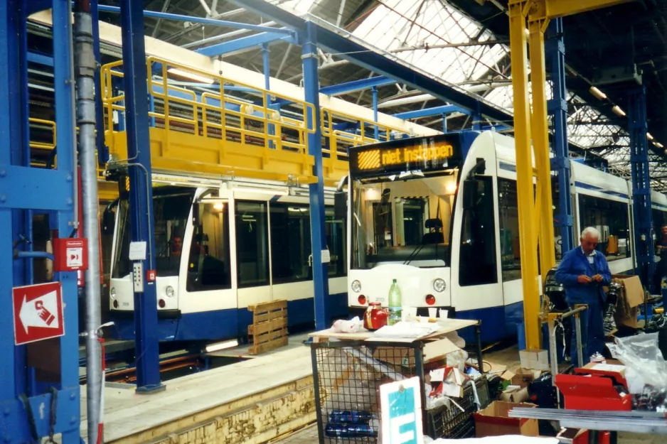 Amsterdam Niederflurgelenkwagen 2013 innen Haarlemmermeerstation (2002)