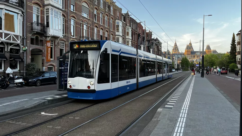 Amsterdam Straßenbahnlinie 12 mit Niederflurgelenkwagen 2078 am Museumplein (2022)