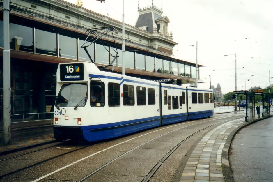 Amsterdam Straßenbahnlinie 16 mit Gelenkwagen 834 am Museumplein (2002)