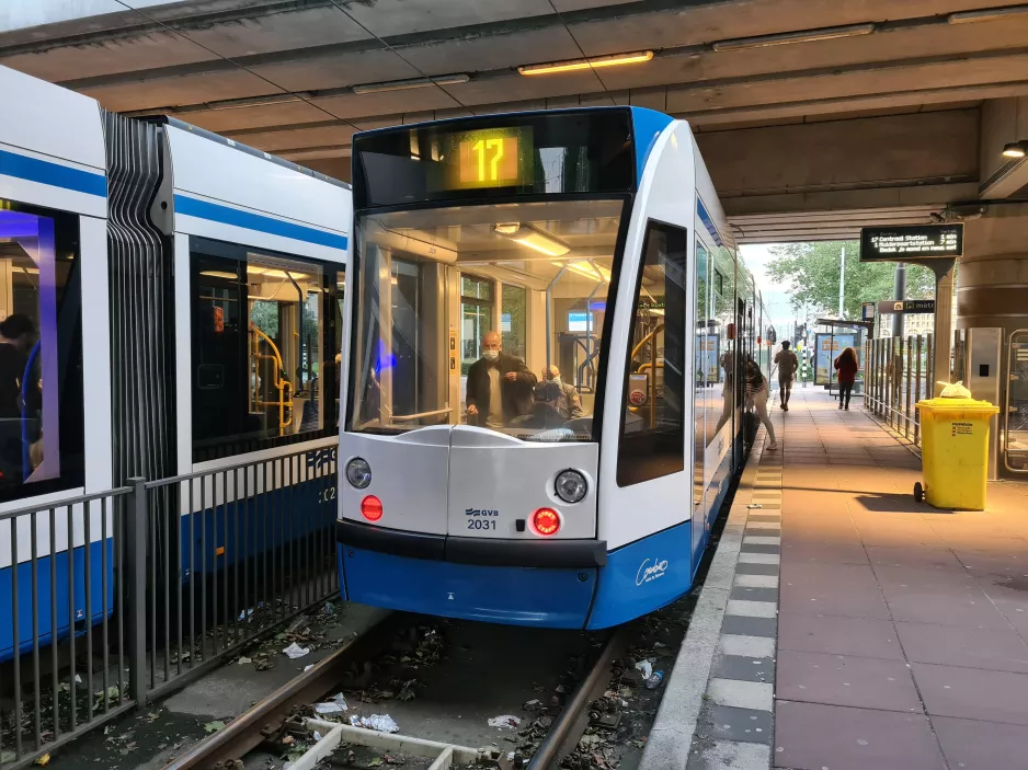 Amsterdam Straßenbahnlinie 17 mit Niederflurgelenkwagen 2031 am Lelylaan (2020)