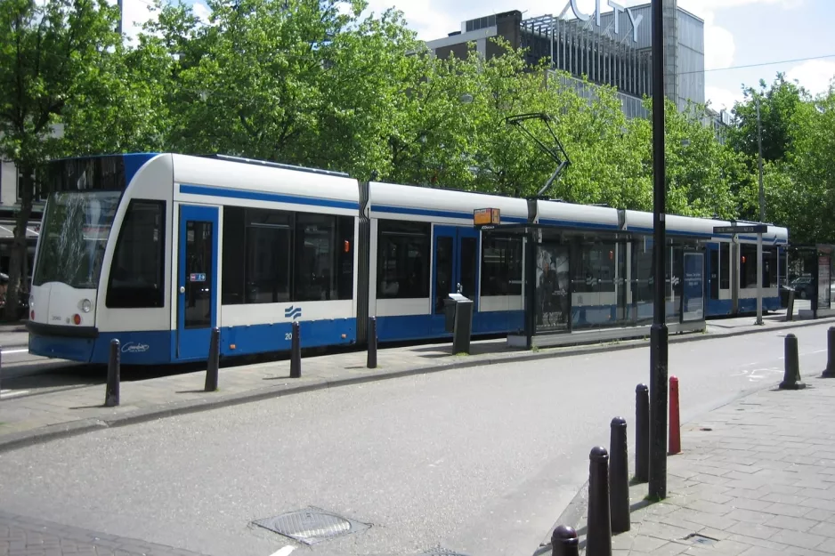 Amsterdam Straßenbahnlinie 2 mit Niederflurgelenkwagen 2040 am Nieuwezijds Kolk (2006)