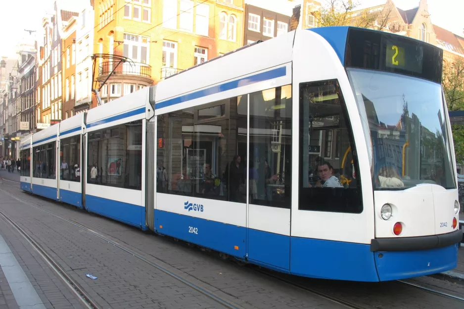 Amsterdam Straßenbahnlinie 2 mit Niederflurgelenkwagen 2042 auf Vijzelstraat (2010)