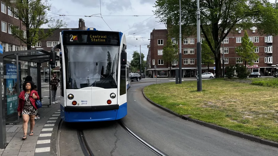 Amsterdam Straßenbahnlinie 2 mit Niederflurgelenkwagen 2117 am Hoofddorpplein (2022)