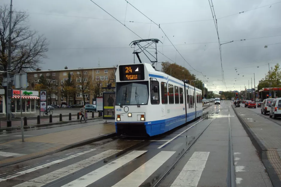 Amsterdam Straßenbahnlinie 24 mit Gelenkwagen 838 am Stadionplein (2011)