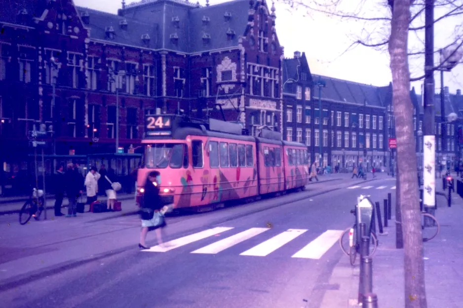 Amsterdam Straßenbahnlinie 24 mit Gelenkwagen 867 am Bahnhof Centraal (1987)