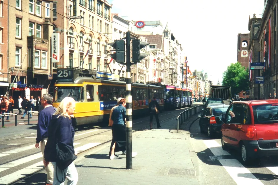 Amsterdam Straßenbahnlinie 25 mit Gelenkwagen 642 auf Damrak (2000)