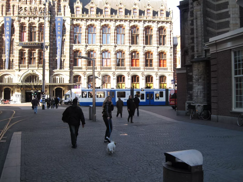 Amsterdam Straßenbahnlinie 5 mit Gelenkwagen 901 auf Nieuwezijds Voorburgwal (2009)