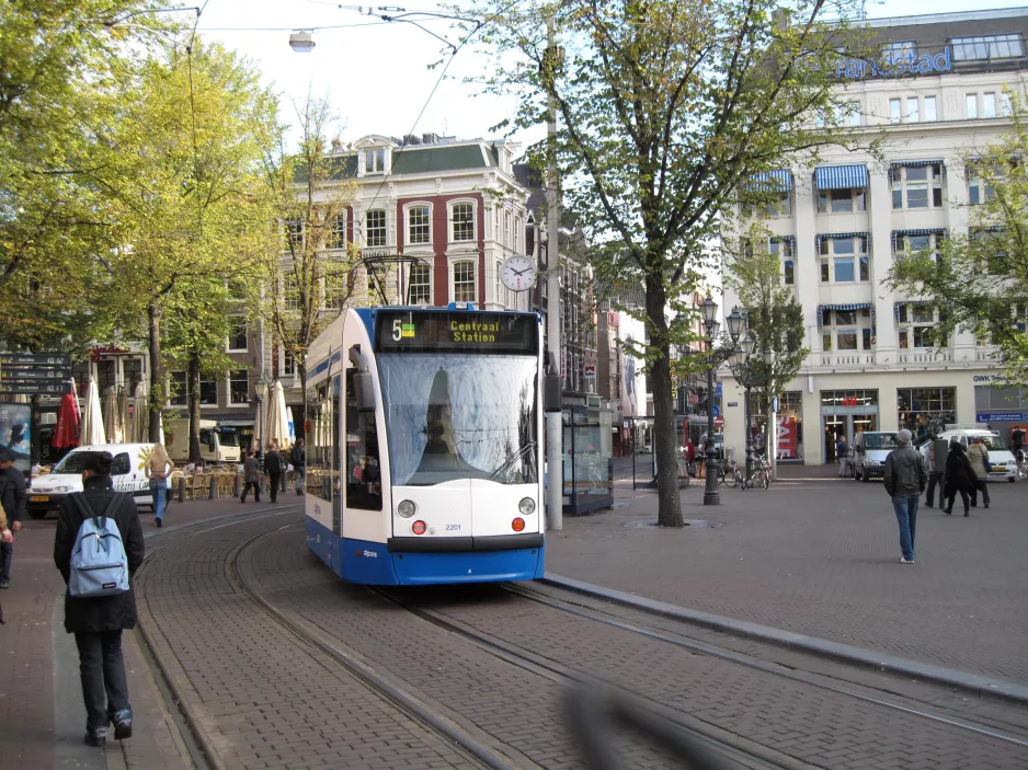 Amsterdam Straßenbahnlinie 5 mit Niederflurgelenkwagen 2201 auf Leidseplein (2009)