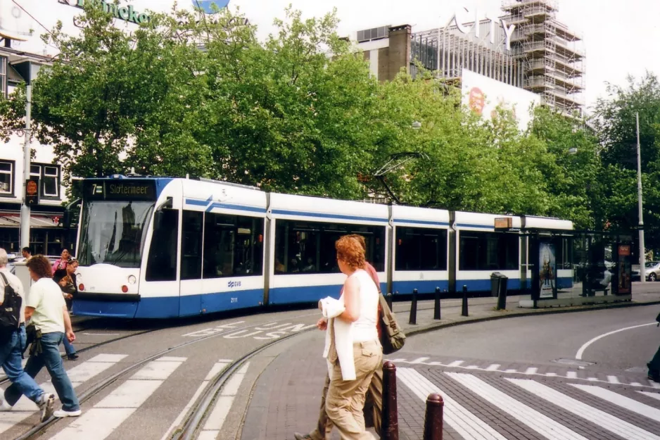 Amsterdam Straßenbahnlinie 7 mit Niederflurgelenkwagen 2111 auf Leidseplein (2007)