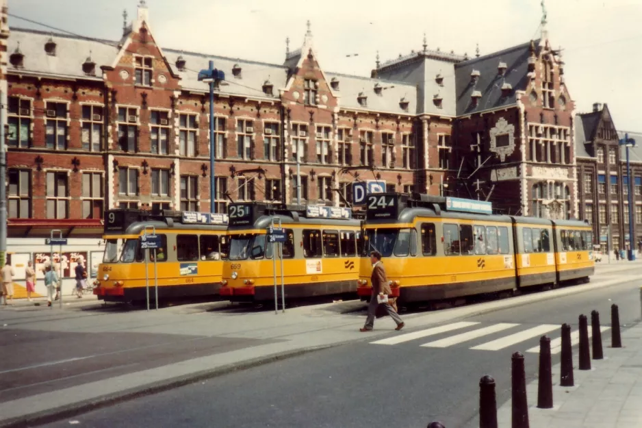 Amsterdam Straßenbahnlinie 9 mit Gelenkwagen 664 am Bahnhof Centraal (1981)