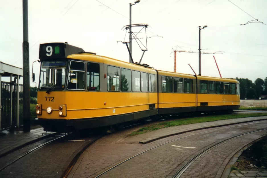 Amsterdam Straßenbahnlinie 9 mit Gelenkwagen 722 am Diemen (Sniep) (2002)