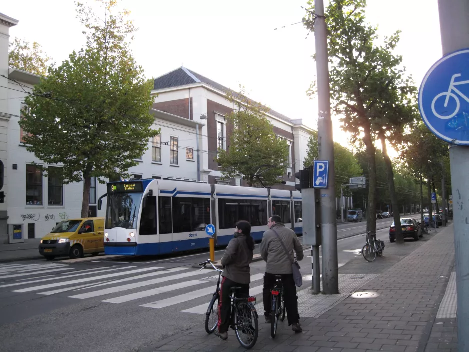 Amsterdam Straßenbahnlinie 9 mit Niederflurgelenkwagen 2127 auf Rembrandtplein (2009)