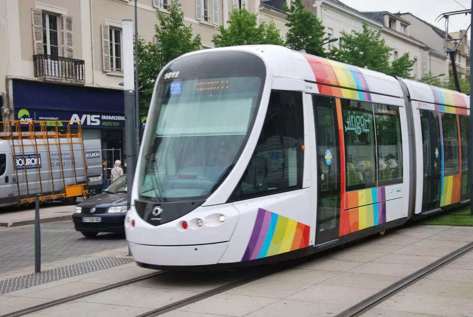 Angers Straßenbahnlinie A mit Niederflurgelenkwagen 1011, die Vorderseite Boulevard du Maréchal Foch (2016)