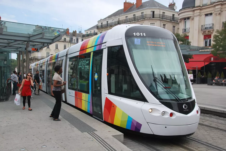 Angers Straßenbahnlinie A mit Niederflurgelenkwagen 1011, die Vorderseite Ralliement (2016)