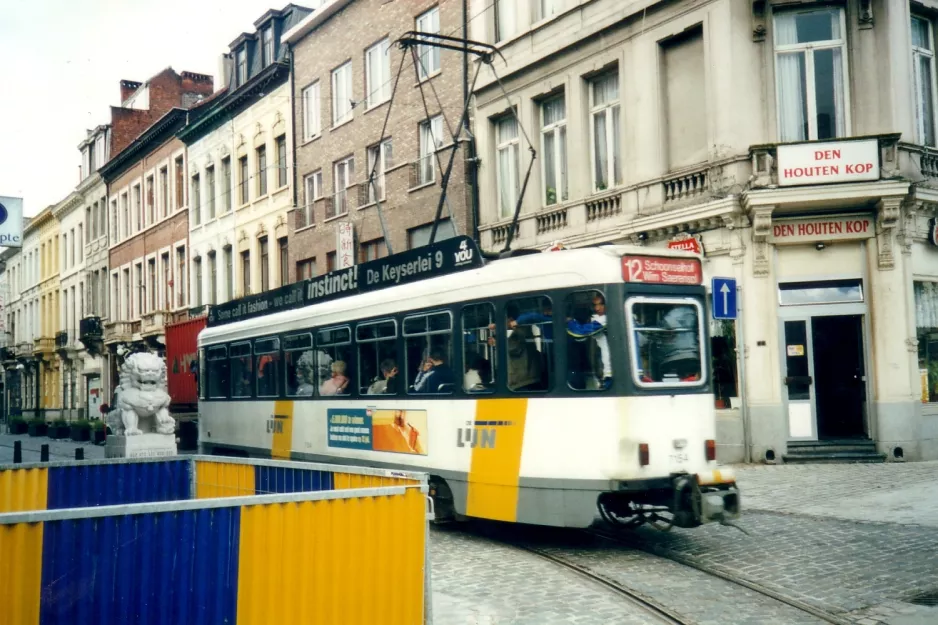 Antwerpen Straßenbahnlinie 12 mit Triebwagen 7154 auf Van Wesenbekestraat (2002)