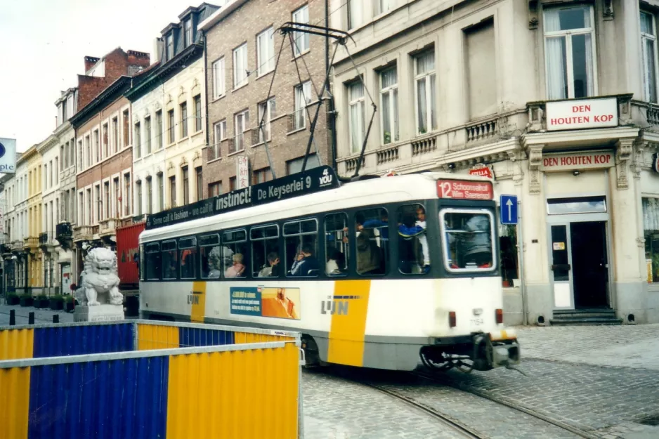 Antwerpen Straßenbahnlinie 12 mit Triebwagen 7154nah De Coninck (2002)