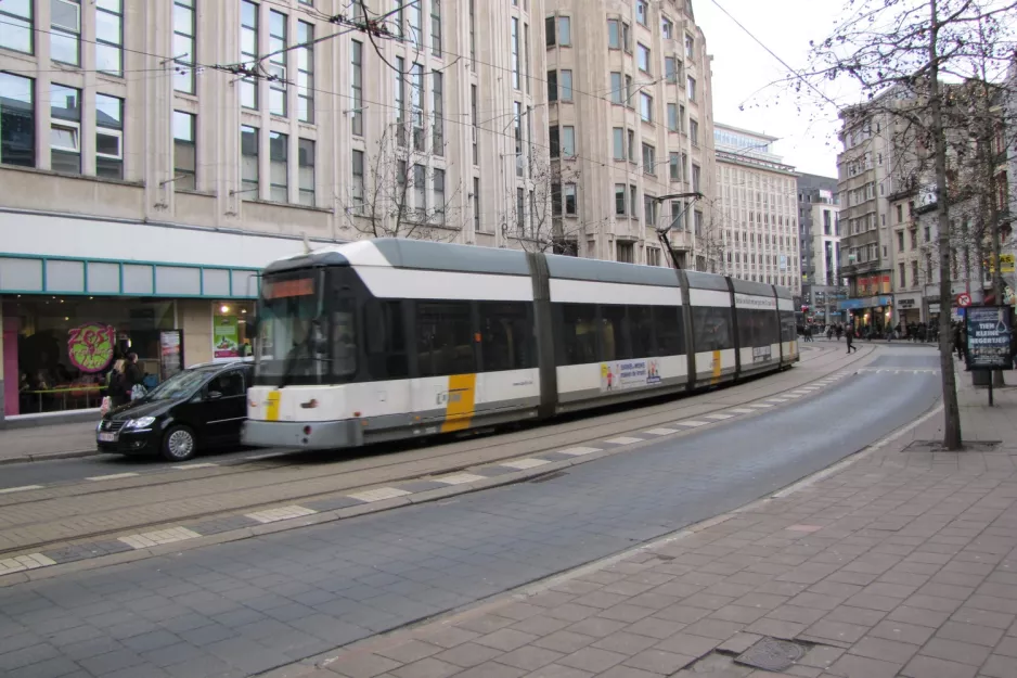 Antwerpen Straßenbahnlinie 5 mit Niederflurgelenkwagen 7222 auf Schoenmarkt (2011)