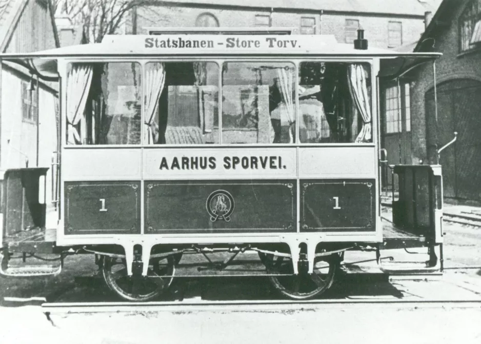 Archivfoto: Aarhus Pferdestraßenbahnwagen 1 innen Scandia's gård, von der Seite gesehen (1884)