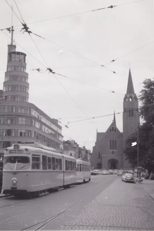 Archivfoto: Brüssel Straßenbahnlinie 16 mit Gelenkwagen 840 auf Chaussée d'Ixelles (1962)