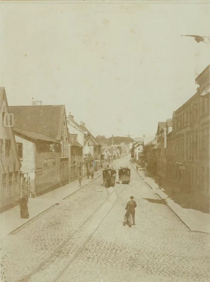 Archivfoto: Flensburg Pferdebahnlinie mit Pferdestraßenbahnwagen 6 auf Große Straße (1900)
