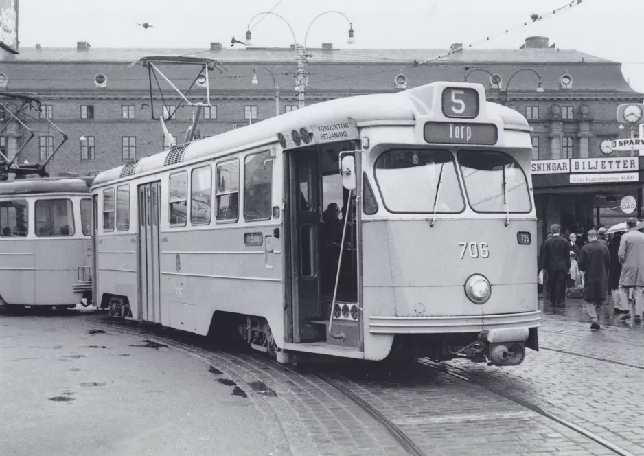 Archivfoto: Göteborg Straßenbahnlinie 5 mit Triebwagen 706 "Sixten Camp" am Centralstation (1967-1969)