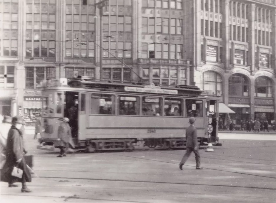 Archivfoto: Hamburg Straßenbahnlinie 7 mit Triebwagen 2041 auf Rathausmarkt (1928)