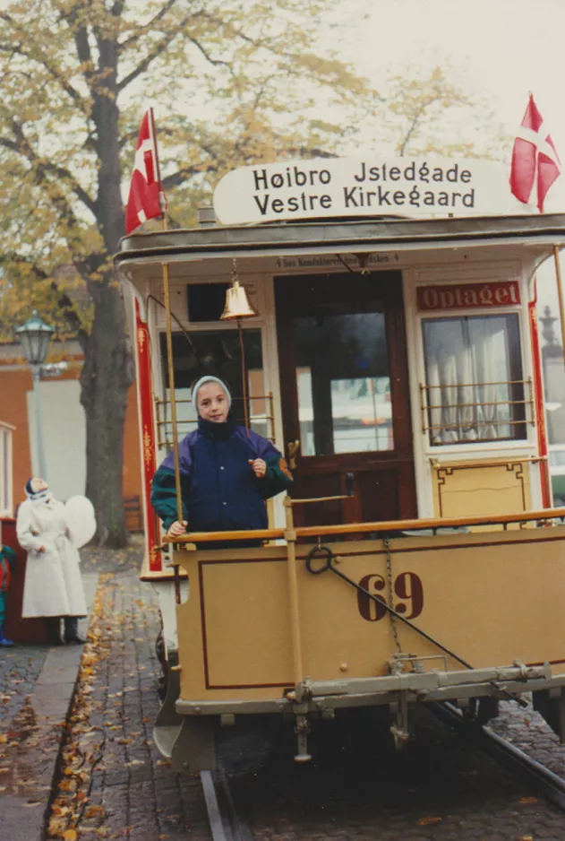 Archivfoto: Kopenhagen Pferdestraßenbahnwagen 69 "Hønen" auf Frederiksberg Runddel, Vorderansicht (1988)