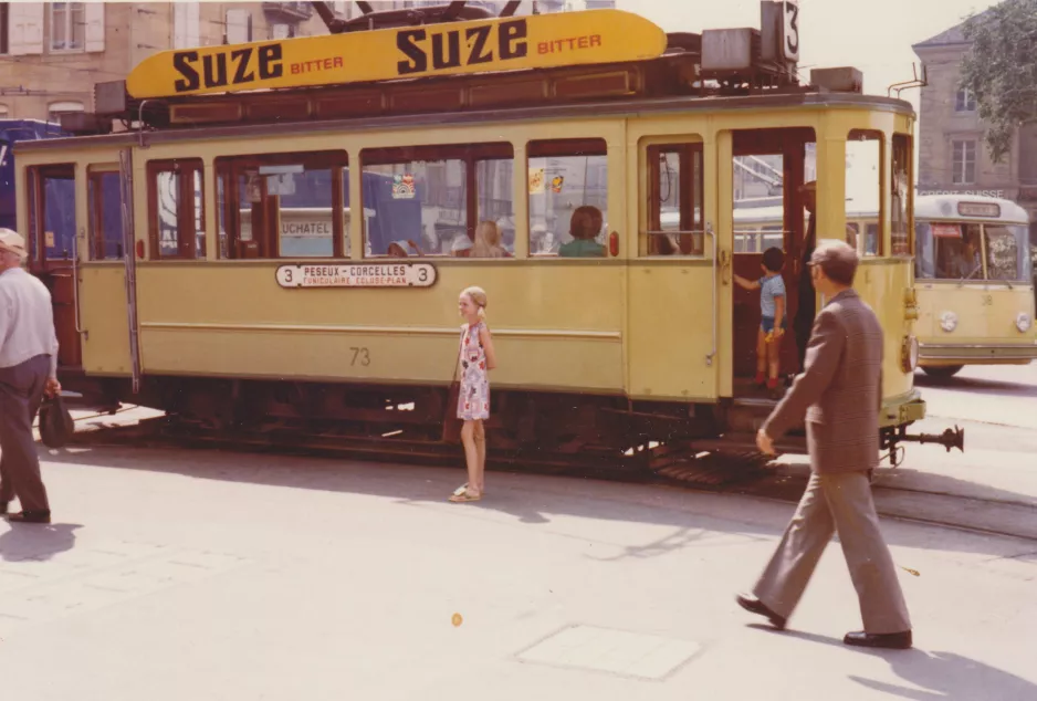 Archivfoto: Neuchâtel Straßenbahnlinie 3 mit Triebwagen 73 am Place Pury (1976)