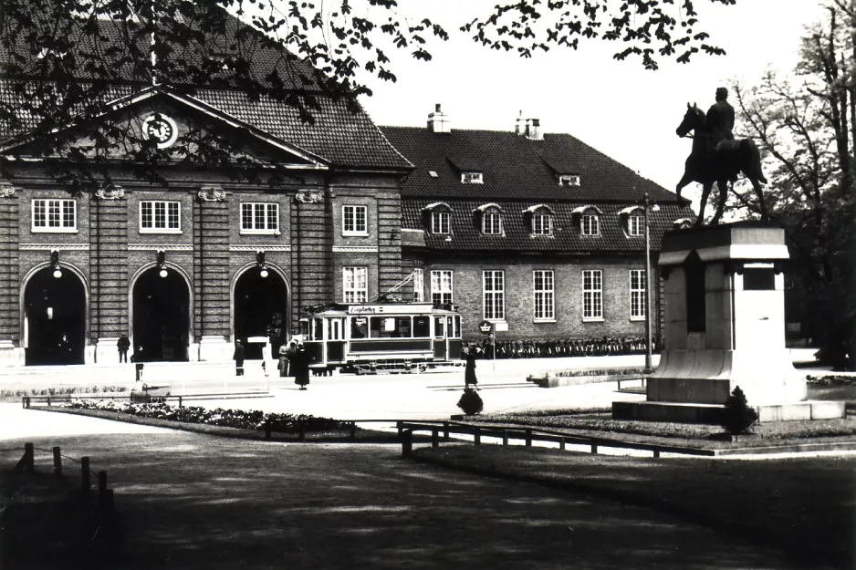 Archivfoto: Odense Hovedlinie mit Triebwagen 14 am Banegården Østre Stationsvej (1930-1939)