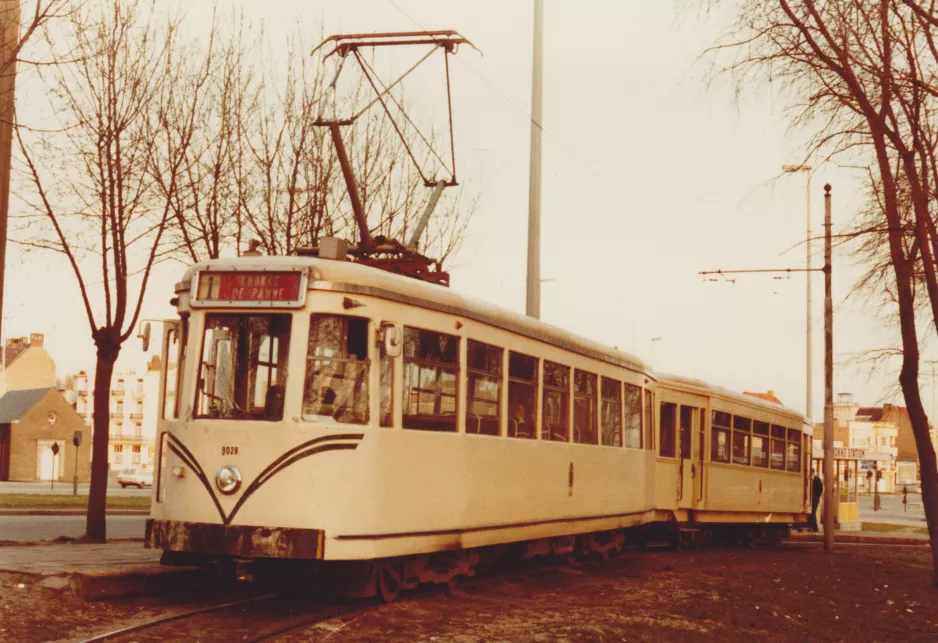 Archivfoto: Ostende De Kusttram mit Triebwagen 9028 am Knokke (1978)