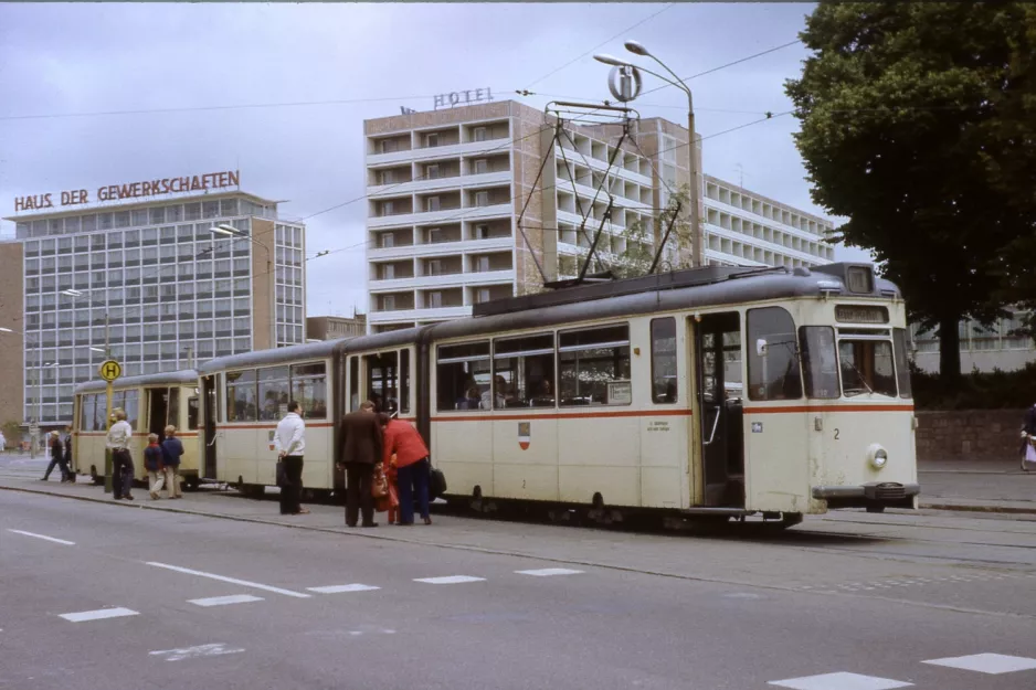 Archivfoto: Rostock Straßenbahnlinie 11 mit Gelenkwagen 2 am Schröderplatz (1978)