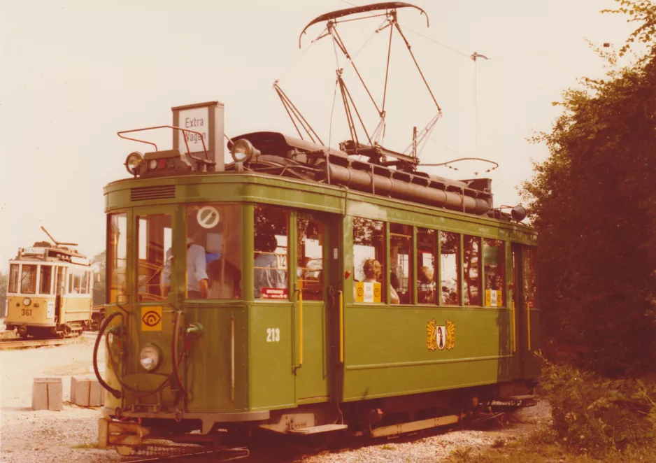 Archivfoto: Skjoldenæsholm 1000 mm mit Triebwagen 213 auf dem Eingangsplatz Das Straßenbahnmuseum (1979)
