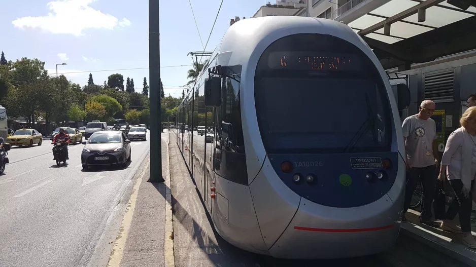 Athen Straßenbahnlinie 5 Green mit Niederflurgelenkwagen TA10026 am Aristoteles Syntagma (2017)