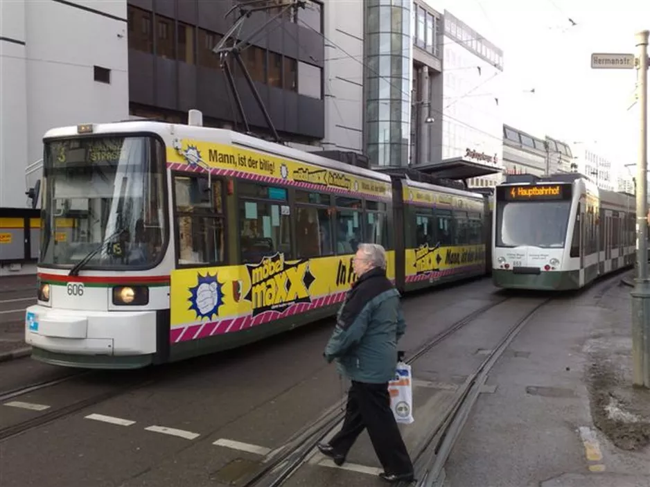 Augsburg Straßenbahnlinie 3 mit Gelenkwagen 606 nahe bei Königsplatz (2010)