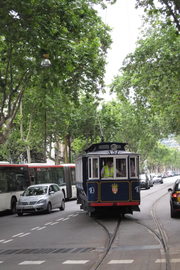 Barcelona 55, Tramvía Blau mit Triebwagen 10 am Plaça Kennedy (2012)