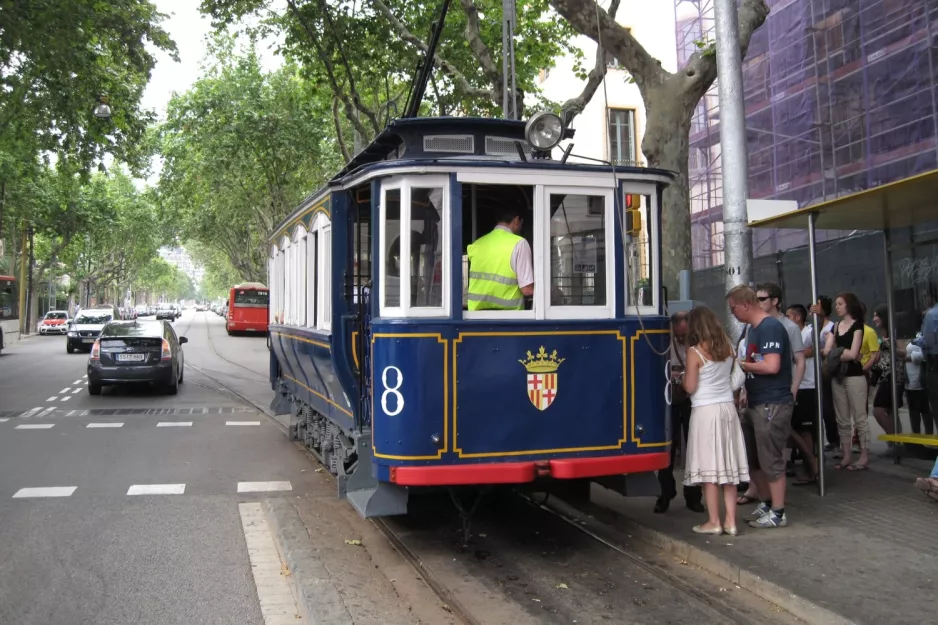 Barcelona 55, Tramvía Blau mit Triebwagen 8 am Plaça Kennedy (2012)