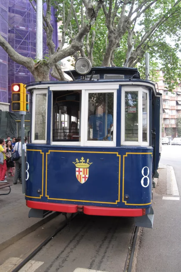 Barcelona 55, Tramvía Blau mit Triebwagen 8 am Plaça Kennedy Vorderansicht (2012)