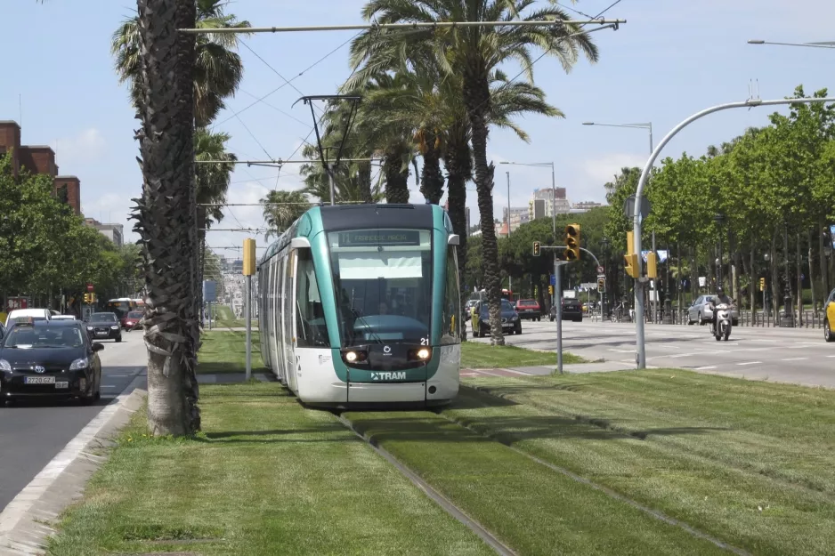 Barcelona Straßenbahnlinie T1 mit Niederflurgelenkwagen 21nah Maria Cristina (2012)