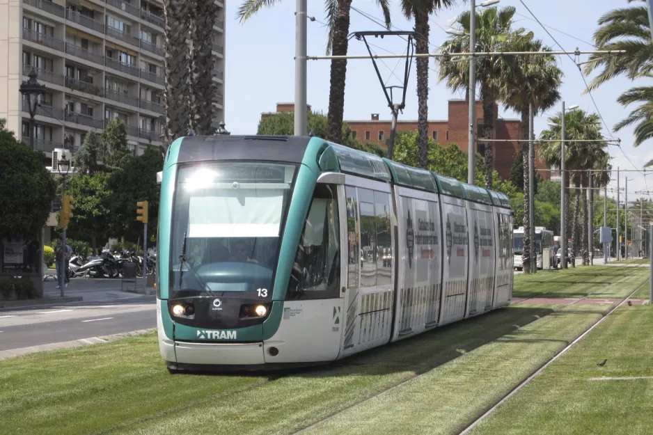 Barcelona Straßenbahnlinie T2 mit Niederflurgelenkwagen 13 auf Maria Cristina Avinguda Diagonal (2012)