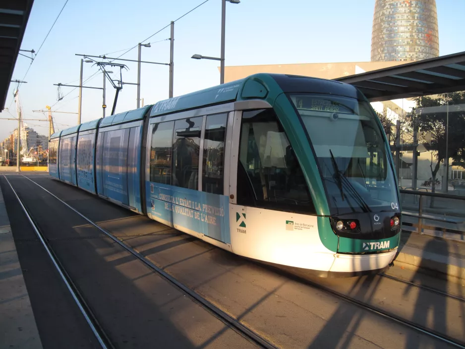 Barcelona Straßenbahnlinie T4 mit Niederflurgelenkwagen 04, Seitenansicht Ca l'Aranyó (2015)