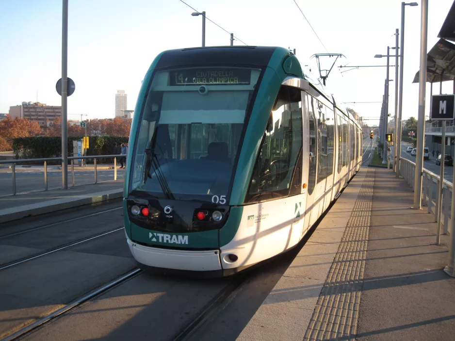 Barcelona Straßenbahnlinie T4 mit Niederflurgelenkwagen 05, die Vorderseite Ca l'Aranyó (2015)