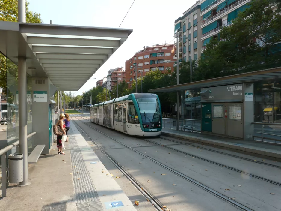 Barcelona Straßenbahnlinie T4 mit Niederflurgelenkwagen 16 am Marina (2014)