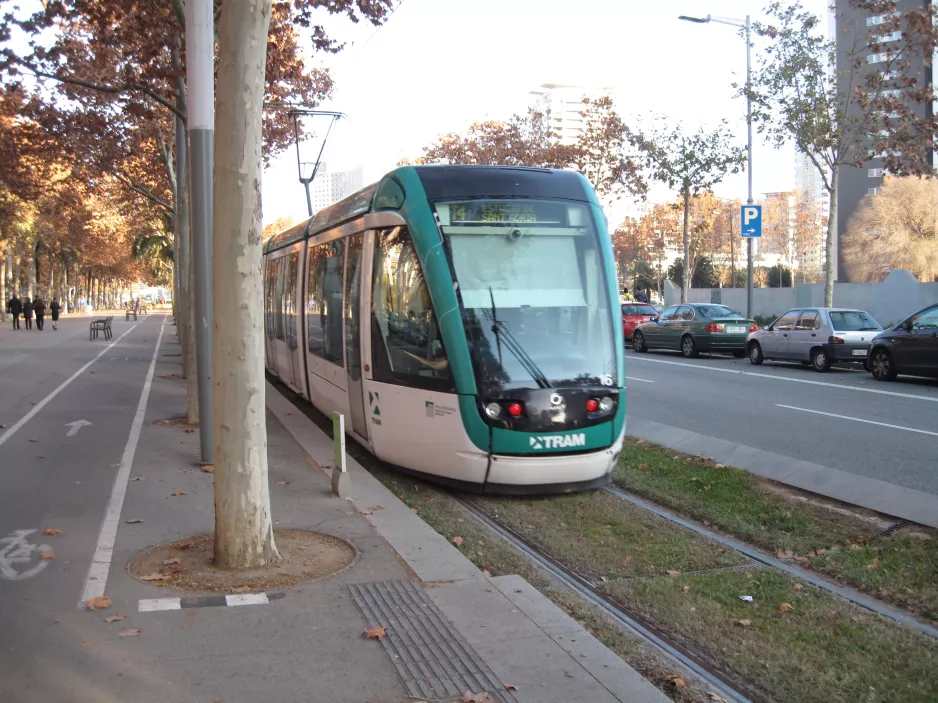 Barcelona Straßenbahnlinie T4 mit Niederflurgelenkwagen 16 auf Avinguda Diagonal (2015)