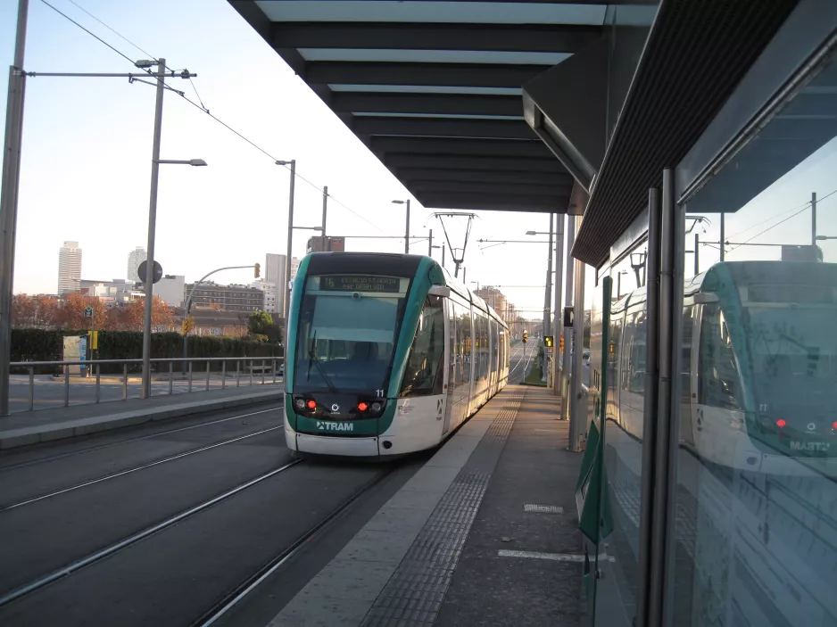 Barcelona Straßenbahnlinie T6 mit Niederflurgelenkwagen 11 am La Farinera (2015)