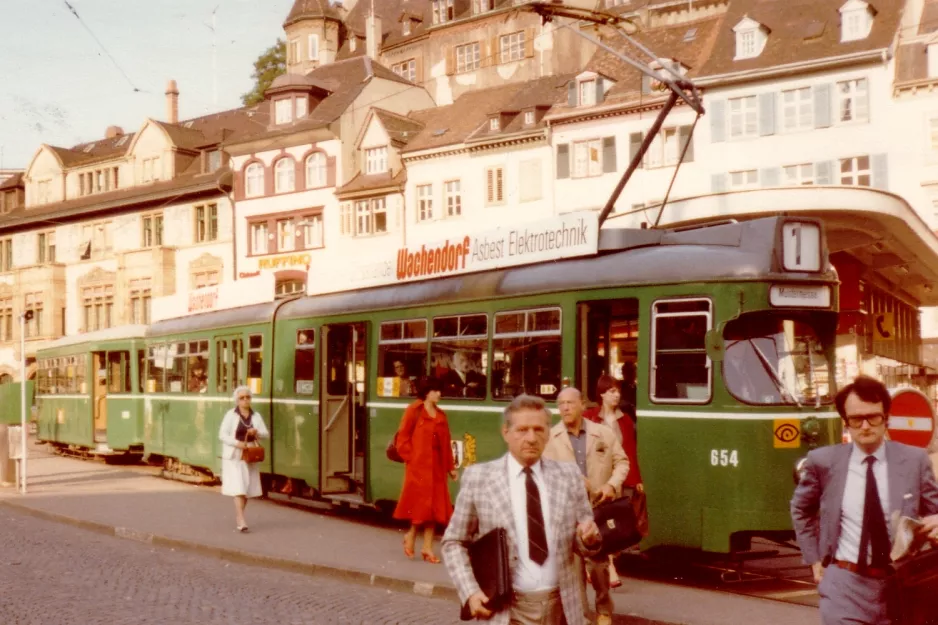 Basel Straßenbahnlinie 1 mit Gelenkwagen 654 am Barfüsserplatz (1981)